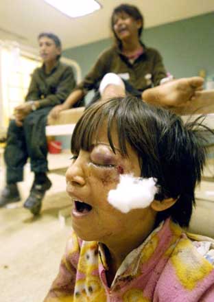 The same injured Iraqi girl seen on top, devastated as looters looted even her hospital bed (Alauds Alarabi, 4/12/03).