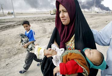 Iraqi woman holding her child outside Basra (Alq Ala, 4/1/03). 